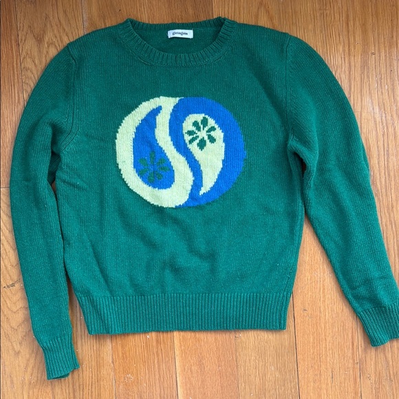 Gimaguas Green Sweater with Yin-Yang Design - Picture 1 of 4